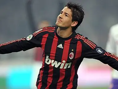 AC Milan's Brazilian forward Pato celebrates after scoring against Fiorentina during their Italian Serie A match on January 17, 2009 at San Siro Stadium in Milan. AFP PHOTO/GIUSEPPE CACACE