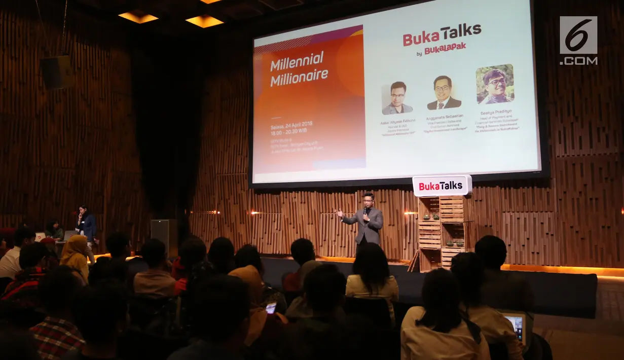 Suasana saat Founder & CEO Jouska Indonesia Aakar Abyasa Fidzuno memaparkan materi dalam BukaTalks yang bertajuk Millennial Millionaire di SCTV Tower, Jakarta, Selasa (24/4). (Liputan6.com/Arya Manggala)