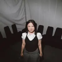 Bukan dengan gaun glamor atau busana panggung berkilau, penyanyi muda ini justru memilih gaya sederhana bernuansa office look yang terasa manis, hangat, dan sangat dekat dengan karakter musiknya. [@bernadya].