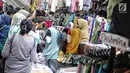 Sejumlah pengunjung mencari kerudung di Pasar Tanah Abang Blok A, Jakarta, Minggu (5/5/2019). Warga Jakarta dan sekitarnya sudah mulai memadati kawasan tersebut untuk berbelanja perlengkapan dan kebutuhan menyambut bulan Ramadan. (Liputan6.com/Faizal Fanani)