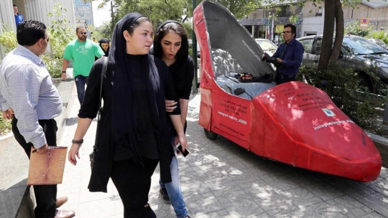 Uniknya mobil sepatu milik tukang semir jalanan di Iran