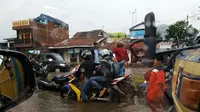 Kawasan Jalan Rancaekek perbatasan Kabupaten Sumedang dan Kabupaten Bandung, Jawa Barat, kembali terendam banjir setelah diguyur hujan deras, Jumat (11/11/2016). (Liputan6.com/Aditya Prakasa)