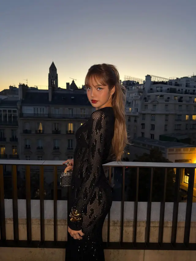 Potret Lisa BLACKPINK Tampil Fearless dengan Gaun Lace Ekspos Underwear di After-Party Louis Vuitton