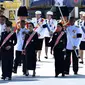 Putri Thailand Maha Chakri Sirindhorn, Putri Ubolratana, Putri Bajrakitiyabha dan Putri Sirivannavari Nariratana saat mengikuti prosesi kremasi almarhum Raja Bhumibol Adulyadej di Bangkok, Thailand (27/10). (AFP Photo/Anthony Wallace)