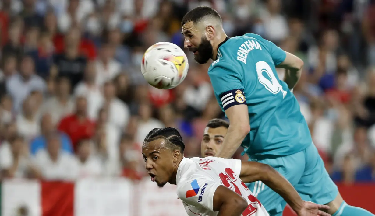Karim Benzema layak dinobatkan sebagai pemain terbaik dalam pertandingan pekan ke-32 Liga Spanyol 2021/2022 antara Sevilla melawan Real Madrid, Senin (18/4/2022). (AP Photo/Angel Fernandez)
