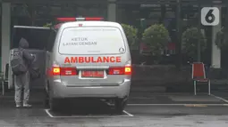 Pasien COVID-19 turun dari mobil ambulans untuk isolasi di Graha Wisata TMII, Jakarta, Selasa (8/2/2022). Pemerintah Provinsi DKI Jakarta menjadikan Graha Wisata TMII sebagai tempat isolasi bagi pasien COVID-19 dengan kapasitas 41 kamar yang dapat menampung 100 pasien. (Liputan6.com/Herman Zakharia)