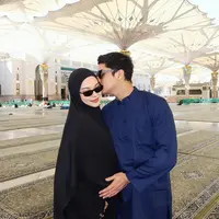 Intip gaya busana Alyssa Daguise jadi bumil modest saat umroh (@alyssadaguise)