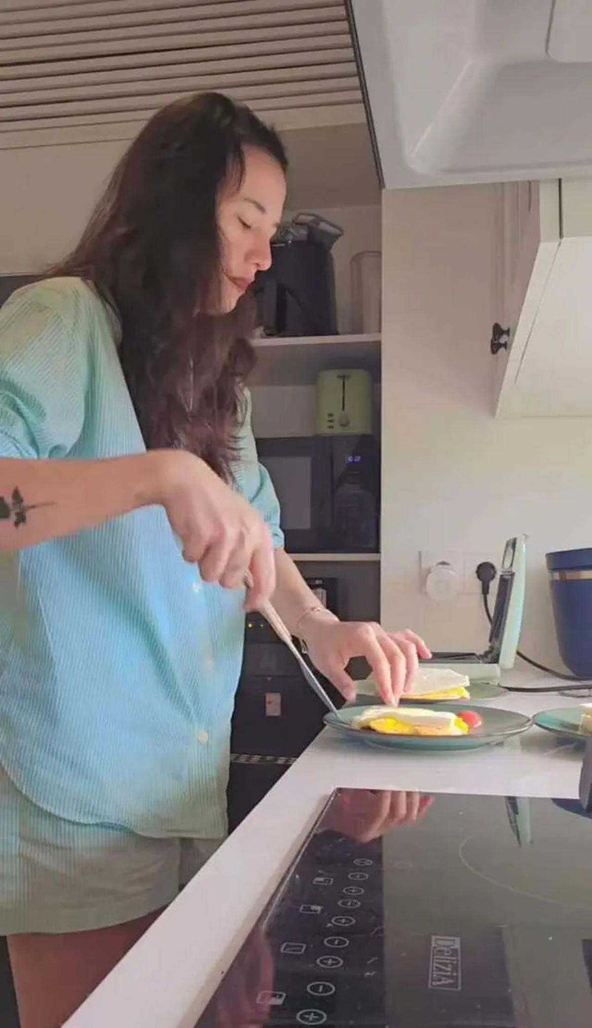 5 Foto Dapur Rumah Dahlia Poland, Minimalis dengan Nuansa Putih dan Sentuhan Kayu