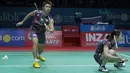 Ganda Campuran asal Jepang, Yugo Kobayashi/Misaki Matsutomo gagal menahan smash Tontowi Ahmad pada babak kedua Indonesia Open 2018 di Istora Senayan, Jakarta, (5/6/2018). Tontowi/Liliyana menang 24-22, 21-19. (Bola.com/Nick Hanoatubun)