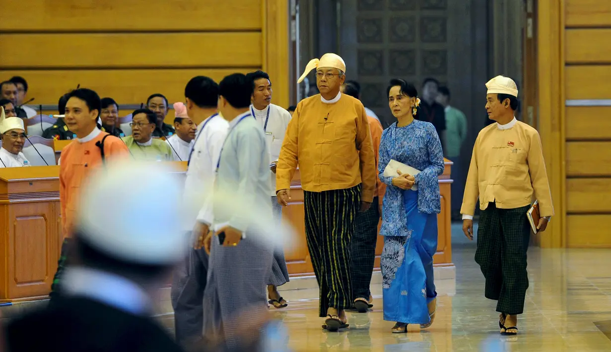 Presiden Myanmar baru, Htin Kyaw, pimpinan Liga Nasional untuk Demokrasi, Aung San Suu Kyi dan ketua majelis rendah NLD, Win Myint saat menghadiri pelantikan Presiden Myanmar yang baru di Gedung Parlemen, Naypyidaw, Rabu (30/3). (REUTERS/Soe Zeya Tun)