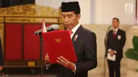 Presiden Joko Widodo (Jokowi) memimpin pelantikan Irjen (Pol) Heru Winarko sebagai Kepala BNN di Istana Negara, Kamis (1/3). Heru Winarko menggantikan Komjen Pol Budi Waseso yang memasuki masa pensiun. (Liputan6.com/Angga Yuniar)