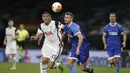 Bek Wolfsberger, Gustav Henriksson (kanan) berebut bola dengan striker Tottenham Hotspur, Carlos Vinicius dalam laga leg kedua babak 32 Besar Liga Europa 2020/21 di Tottenham Hotspur Stadium, Rabu (25/2/2021). Wolfsberger kalah 0-4 dari Tottenham. (AFP/Adrian Dennis)