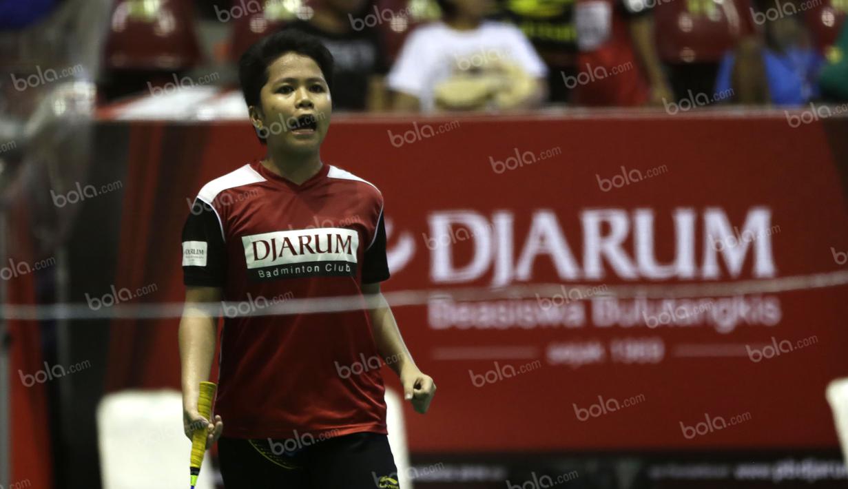 Ekspresi seorang atlet putri setelah memenangi pertandingan di kelompok umur 15 tahun dalam Audisi Umum Beasiswa Bulutangkis PB Djarum di GOR Sritex, Solo, Minggu (10/4/2016). (Bola.com/Arief Bagus)