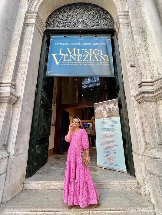 Venesia adalah tujuan ke sekian dari seluruh rangkaian tour Mayang ke Eropa. Ia sudah berangkat sejak pekan lalu dan perjalanannya belum usai. (instagram.com/mayangsari_official)