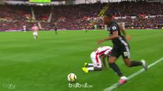 Aksi Anthony Martial ini berhasil membuat lawannya terjatuh. This video is presented by Ballball.
