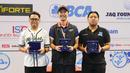 Tim Millennium Aquatic Jakarta (tengah) menjadi juara umum Indonesia Open Aquatic Championships (IOAC) 2025. Posisi runner-up dihuni oleh Beast Aquatic Club Bandung (kiri), sementara peringkat 3 menjadi milik Jaquatic Swimming Club Jakarta. (Bola.com/Abdul Aziz)