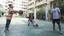 Sejumlah anak bermain basket saat digelarnya Sport Festival Marunda di Rusunawa Marunda, Jakarta, Minggu (5/3). Melalui beragam kegiatan kreativitas, Yayasan Generasi Baru (Gen-B) mengajak anak-anak menjauhi narkoba. (Liputan6.com/Helmi Afandi)