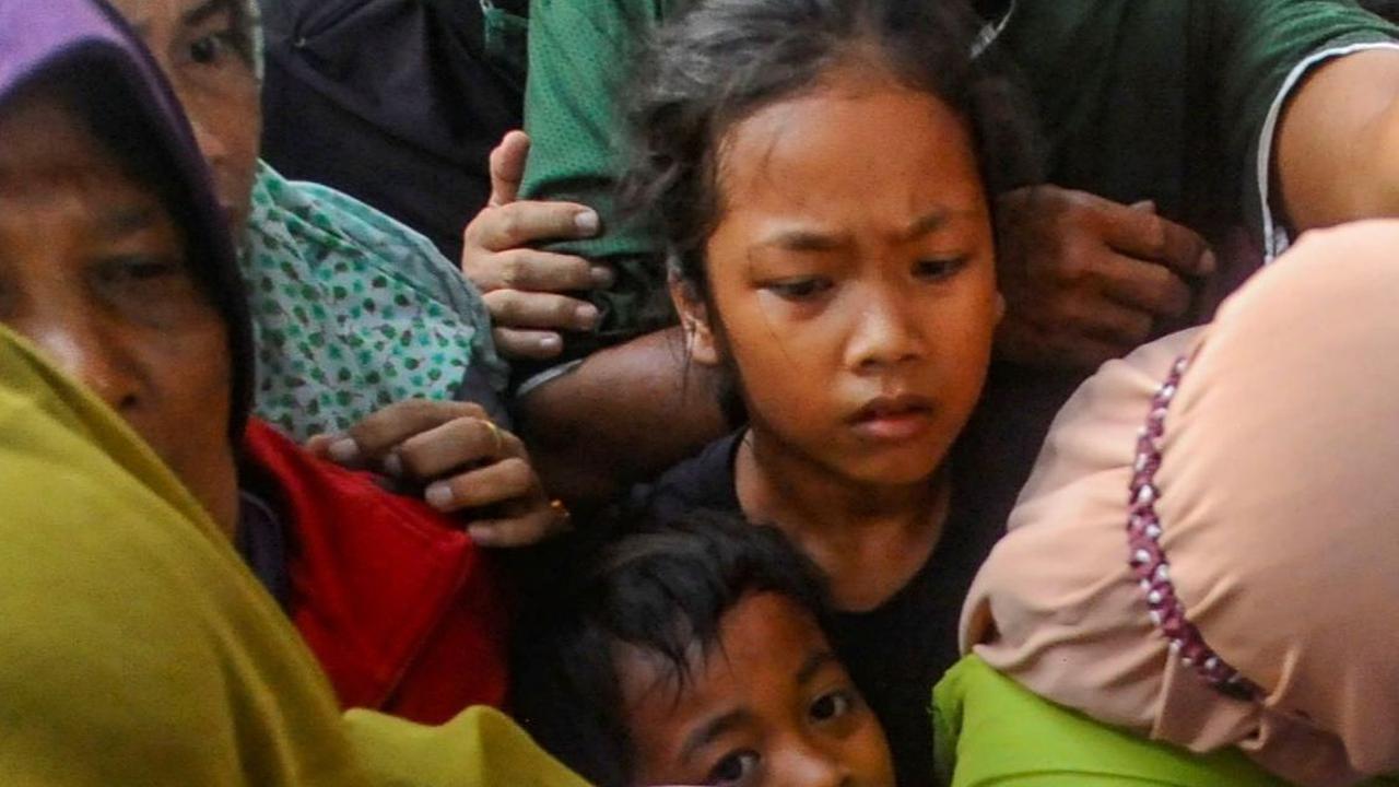 FOTO: Orang Dewasa hingga Anak-Anak Desak-Desakan Berebut Antrean Takjil Gratis di Pemda Kabupaten Bogor
