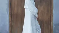 7 Gaya Hijab Pashmina ala Paula Verhoeven, Tonjolkan Aura Model