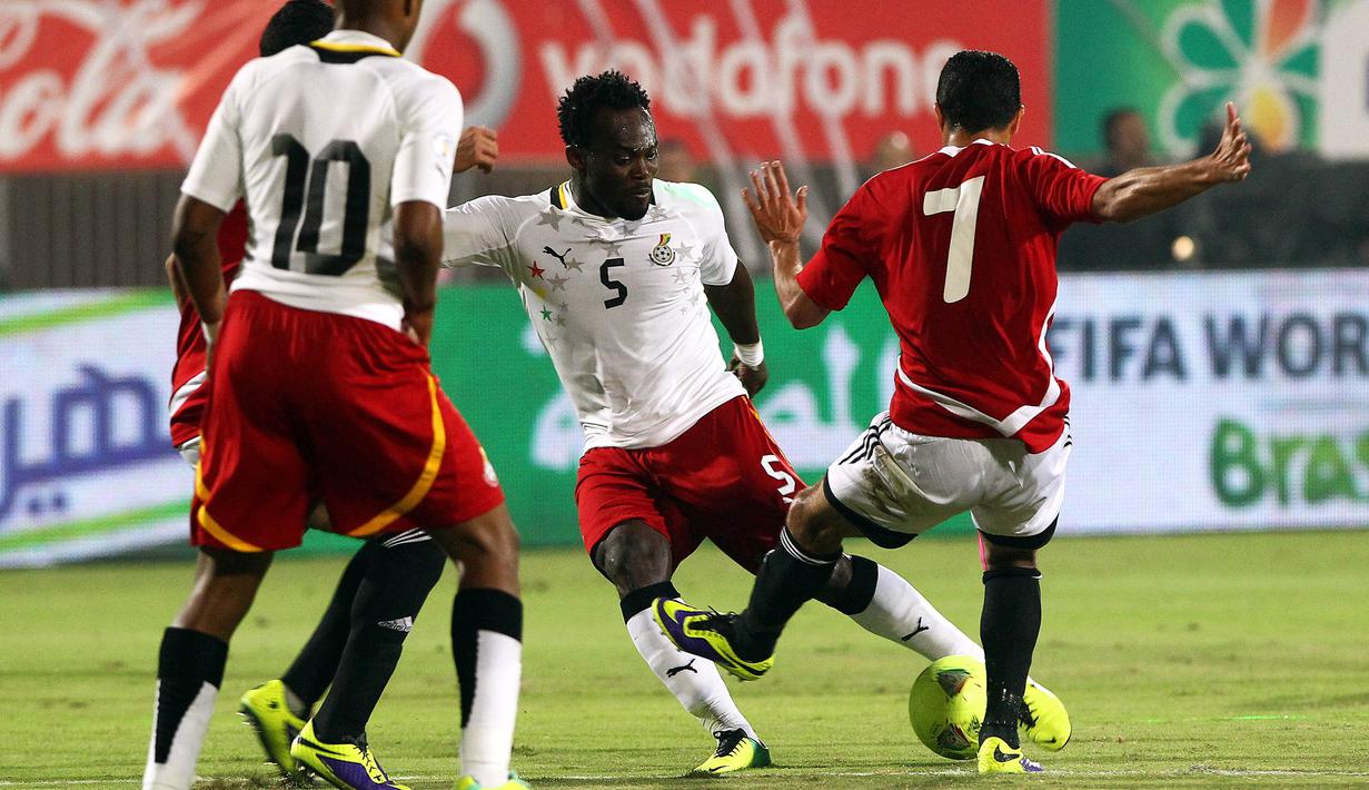 Gelandang Ghana, Michael Essien, berusaha melewati pemain Mesir, Ahmed Fathy, pada kualifikasi piala dunia 2014. Kehebatan Michael Essien membuatnya mendapat gelar sebagai pemain terbaik Afrika versi BBC pada tahun 2006.  (EPA/Khaled Elfiqi).