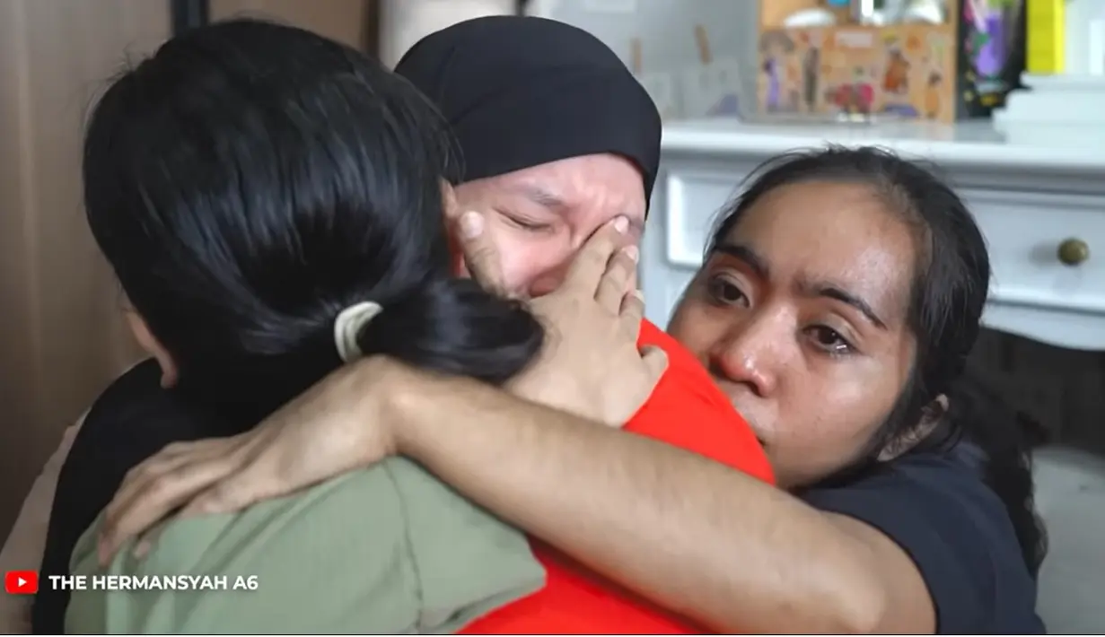 Suster Pipit atau lebih akrab disapa Upit akan menikah pada 19 Oktober lagi. Setelah menikah, ia akan ikut dengan sang suami. Selain itu, juga akan menyelesaikan kuliahnya. Momen haru hingga tak kuat menahan air matanya mengalir. [Youtube/The Hermansyah A6]