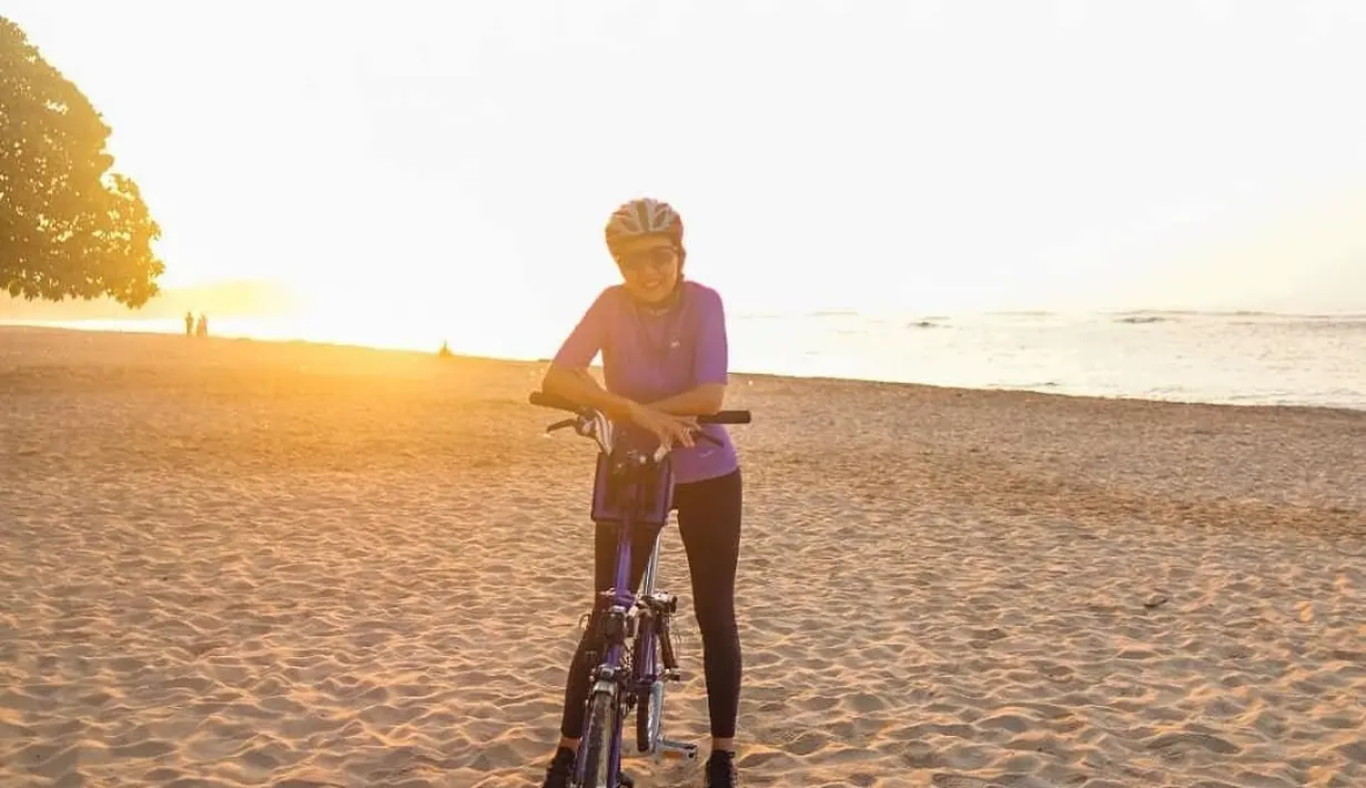 Usia seakan tidak membuat kecantikan dari Lies memunda lantaran ia rajin melakukan olahraga. (Foto: instagram.com/lies1801)