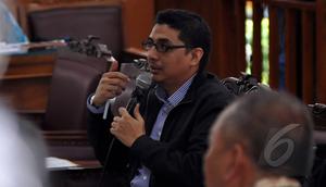 Kuasa hukum Budi Gunawan bertanya kepada Zainal Arifin Mochtar di praperadilan Budi Gunawan. Zainal dihadirkan menjadi saksi ahli oleh kuasa hukum KPK, Pengadilan Negeri Jakarta Selatan, Jumat (13/2/2015). (Liputan6.com/Johan Tallo)