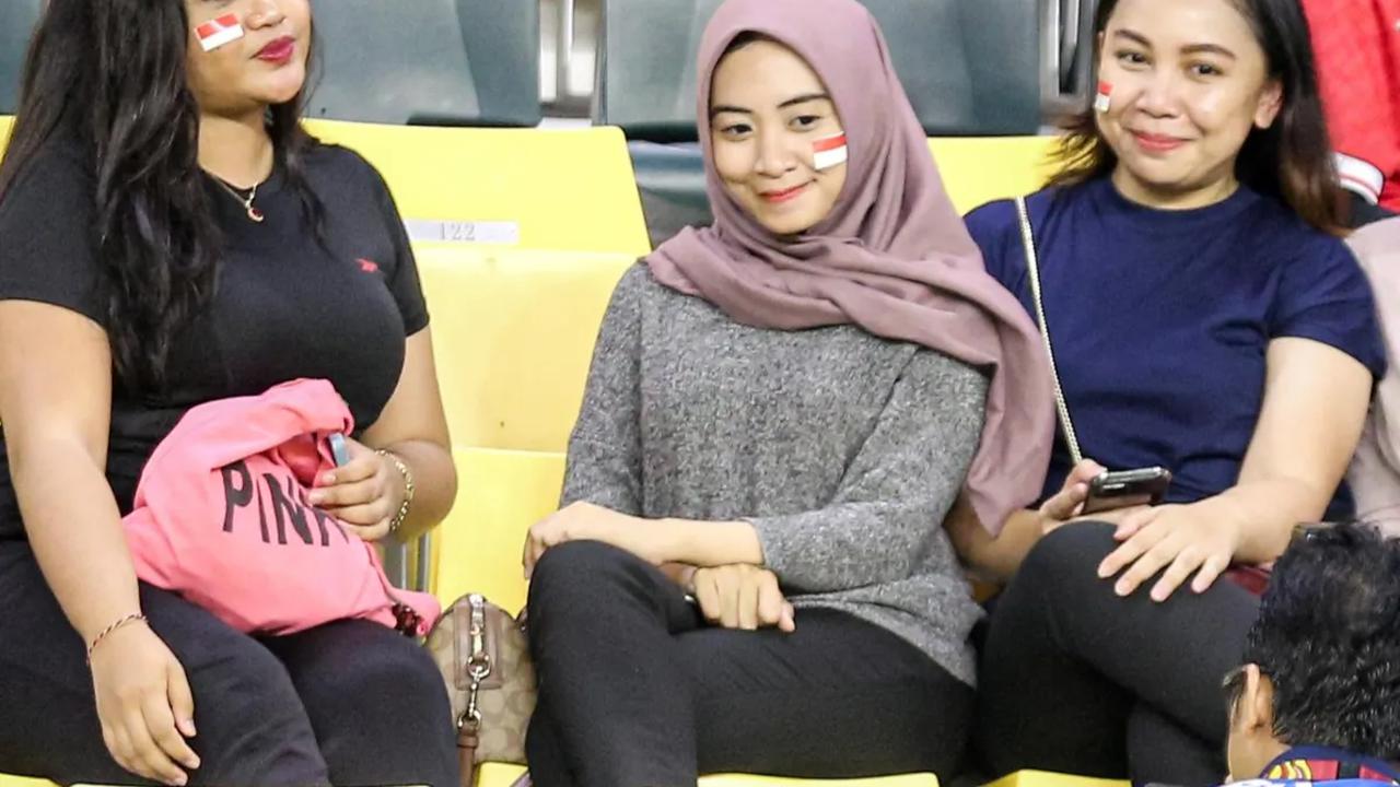 Di tengah laga kedua grup A Piala Dunia U-17 2023 antara Timnas Indonesia U-17 Vs Timnas Panama U-17 yang memetik hasil 1-1 tampak dihadiri para suporter cantik yang duduk di bangku tribun penonton di Stadion Gelora Bung Tomo, Surabaya, Senin (13/11/202