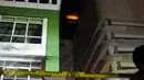 Titik api terlihat di sekitar lantai 23 bangunan Gedung Swiss Belhotel, Kelapa Gading, Jakarta, Minggu (7/8). Dua pekerja dikabarkan tewas saat terjadi kebakaran di hotel yang masih dalam tahap penyelesaian. (Liputan6.com/Helmi Fithriansyah)