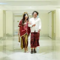 Lewat akun Instagram pribadinya, keduanya kerap memamerkan potret tampilan serasi dalam balutan busana adat. [Instagram/indahpermatas]