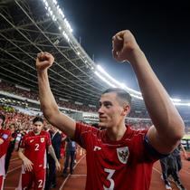Ekspresi kegembiraan kapten Timnas Indonesia, Jay Idzes, setelah mengalahkan Timnas Bahrain 1-0 pada matchday kedelapan Kualifikasi Piala Dunia 2026 zona Asia di Stadion Utama Gelora Bung Karno, Jakarta, Selasa (25/3/2025). (Bola.com/Bagaskara Lazuardi)