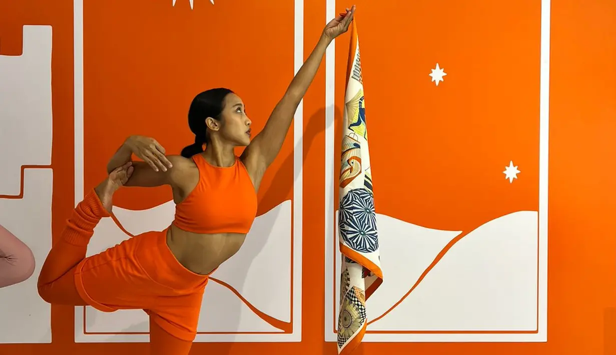 <p>Beberapa kelas olahraga juga tersedia di sini. Seperti Carre yoga yang dalam gerakannya menggunakan scarf Hermes, Hat Balance yang melatih keseimbangan tubuh dan pikiran dengan menggunakan topi, Kickboxing dengan aksesori bracelets, small leather goods workout, dan masih banyak lagi. Kesemua kelas ini menggabungkan aktivitas olahraga dengan beragam produk aksesori dari Hermes. [Foto: Fimela.com]</p>