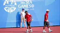 Pasangan Sunu Wahyu Trijati/Christoper Rungkat gagal sumbang poin untuk Indonesia di final tenis beregu putra SEA Games 2015 Singapura melawan Thailand (Liputan6.com/Helmi Fithriansyah)