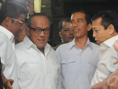 Capres PDIP Joko Widodo bertemu Aburizal Bakrie di Pasar Gembrong, Jakarta Pusat, Selasa (14/5/2014) (Liputan6.com/Herman Zakharia)
