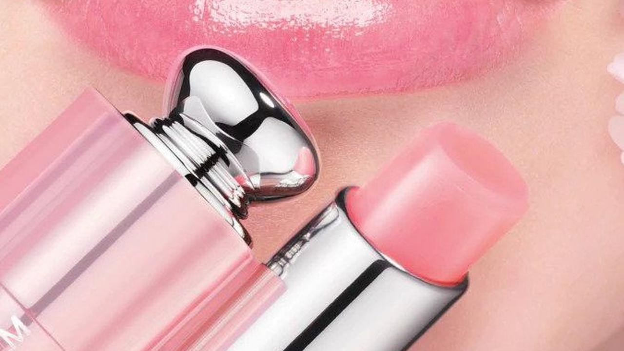 Pakai Pelembab Bibir untuk Pemakaian Lipstik Lebih Lama