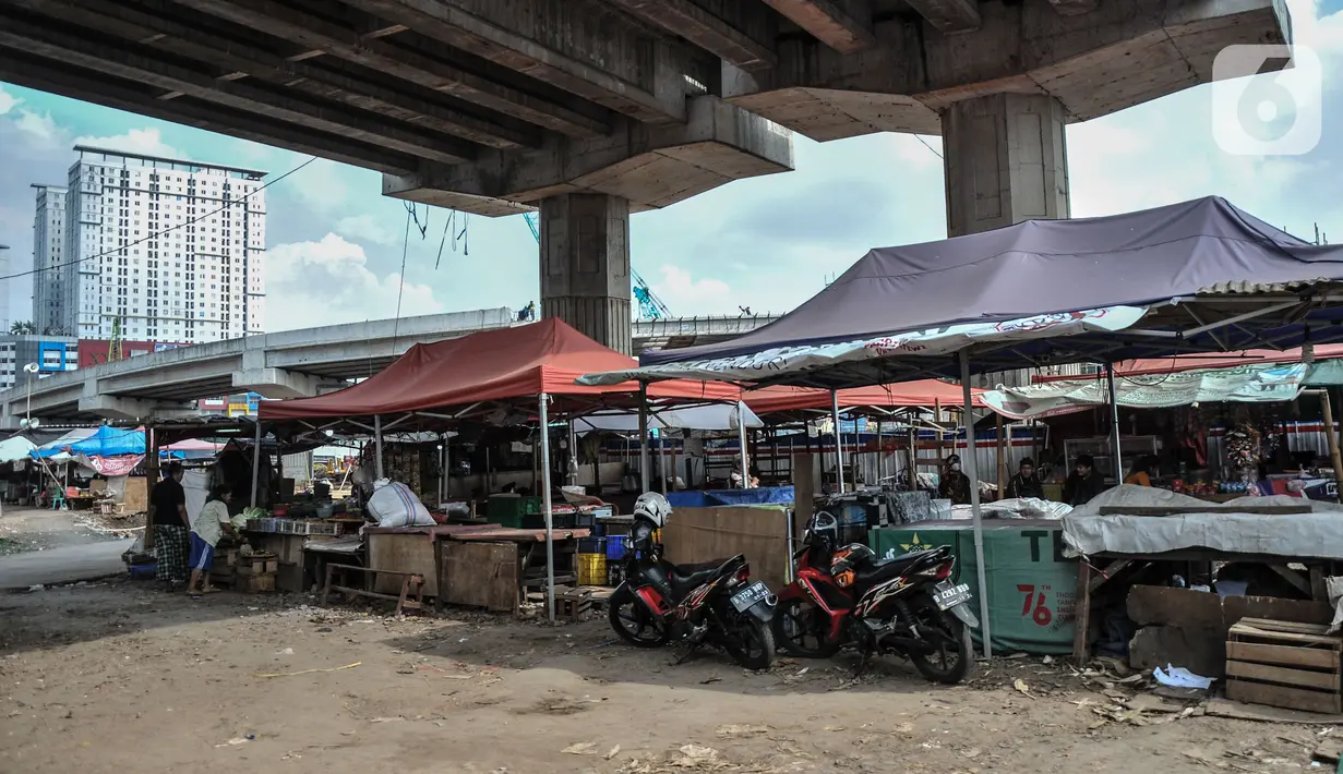 Aktivitas Pasar Gembrong di bawah proyek pembangunan Jalan Tol Bekasi-Cawang-Kampung Melayu (Becakayu) Seksi 1, D.I Panjaitan, Jakarta, Kamis (18/11/2021). Pembangunan Tol Becakayu Seksi 1 ditargetkan rampung pada akhir 2021. (merdeka.com/Iqbal S Nugroho)