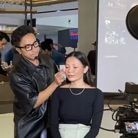 Demo makeup oleh Bubah Alfian saat acara peluncuran two way cake terbaru Luxcrime pada Senin (27/05/2024). (Foto: Dokumentasi/Naela Marcelina)