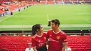 Via Vallen dan Chevra Yolandi berpose dari bangku penonton di Old Trafford, markas tim Manchester United. Diketahui, Manchester United adalah klub bola kesayangan Via Vallen.  (Instagram/viavallen)