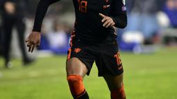 Penyerang Belanda, Donyell Malen membawa bola saat melawan Montenegro pada pertandingan grup G  kualifikasi Piala Dunia 2022 di stadion City di Podgorica, Montenegro, Minggu (14/11/2021). Belanda bermain imbang atas Montenegro 2-2. (AP Photo/Risto Bozovic)