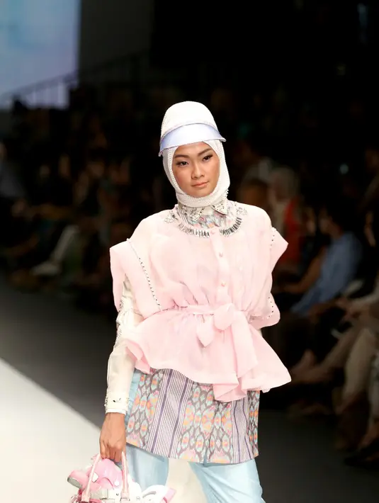 'Tema sporty yang aku ambil karena ingin kesan dinamis aja. Aku emang mau bikin sportswear untuk olahraga, tapi memang belum untuk saat ini,' ujar Dian Pelangi. (Andy Masela/Bintang.com)