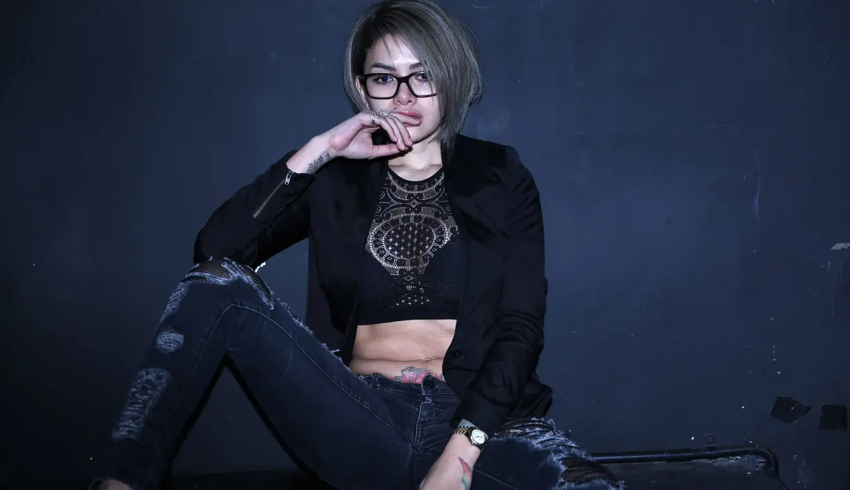 Seringnya mendapatkan peran, menjadi wanita penghibur, Nikita Mirzani mengaku tidak lagi mengalami kesulitan. Bahkan, ia mengaku bosan dengan peran identik wanita penghibur dan peran antagonis. (Nurwahyunan/Bintang.com)