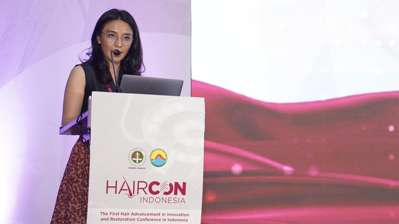 Dokter spesialis dermatologi beserta dokter spesialis bedah plastik dan ahli transplantasi rambut Indonesia bertukar ilmu tentang pertumbuhan rambut dan transplantasi.