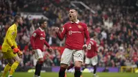 Bek sayap Manchester United (MU), Diogo Dalot, merayakan kemenangan 1-0 atas Aston Villa pada pekan ke-34 Premier League di Old Trafford, Minggu (30/4/2023) malam WIB. (AP Photo/Dave Thompson)