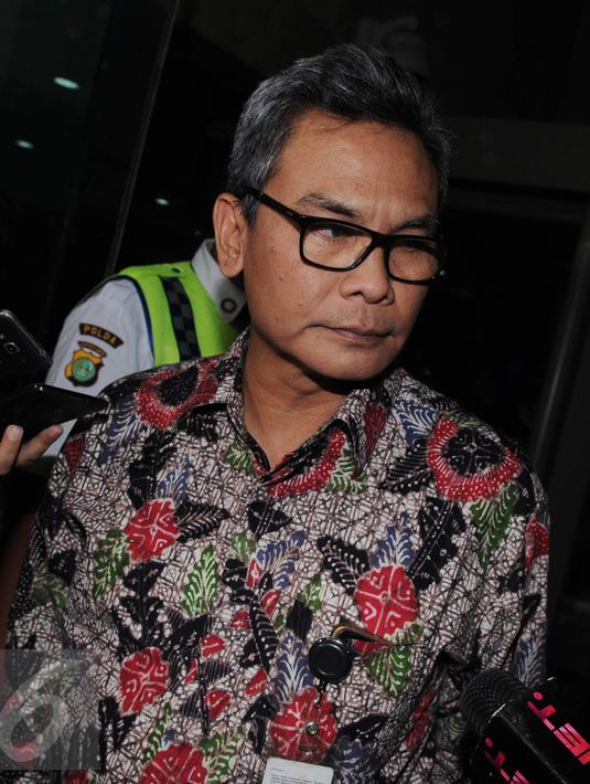 Jubir Presiden Joko Widodo, Johan Budi mendatangi gedung KPK, Jakarta, Jumat (11/11). Kedatangan Johan untuk menghadiri acara ulang tahun wadah pegawai KPK. (Liputan6.com/Helmi Afandi)