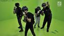 Pengunjung saat bermain Sandbox VR Experience di Lotte Shopping Avenue, Jakarta, Rabu (6/3).   Permainan ini untuk menghadirkan pengalaman bermain di dunia digital menggunakan teknologi canggih VR. (merdeka.com/Iqbal S. Nugroho)