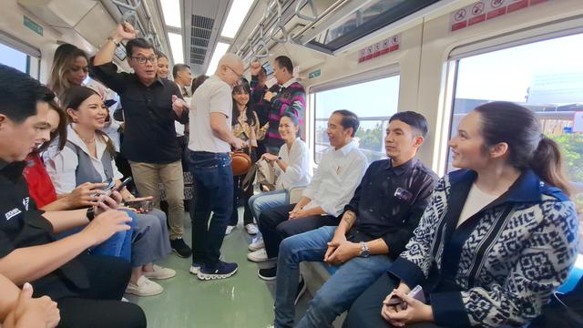 Presiden Jokowi kembali menjajal moda transportasi LRT Jabodebek rute Stasiun Jati Mulya, Bekasi ke Dukuh Atas, Jakarta, Kamis (10/8/2023).