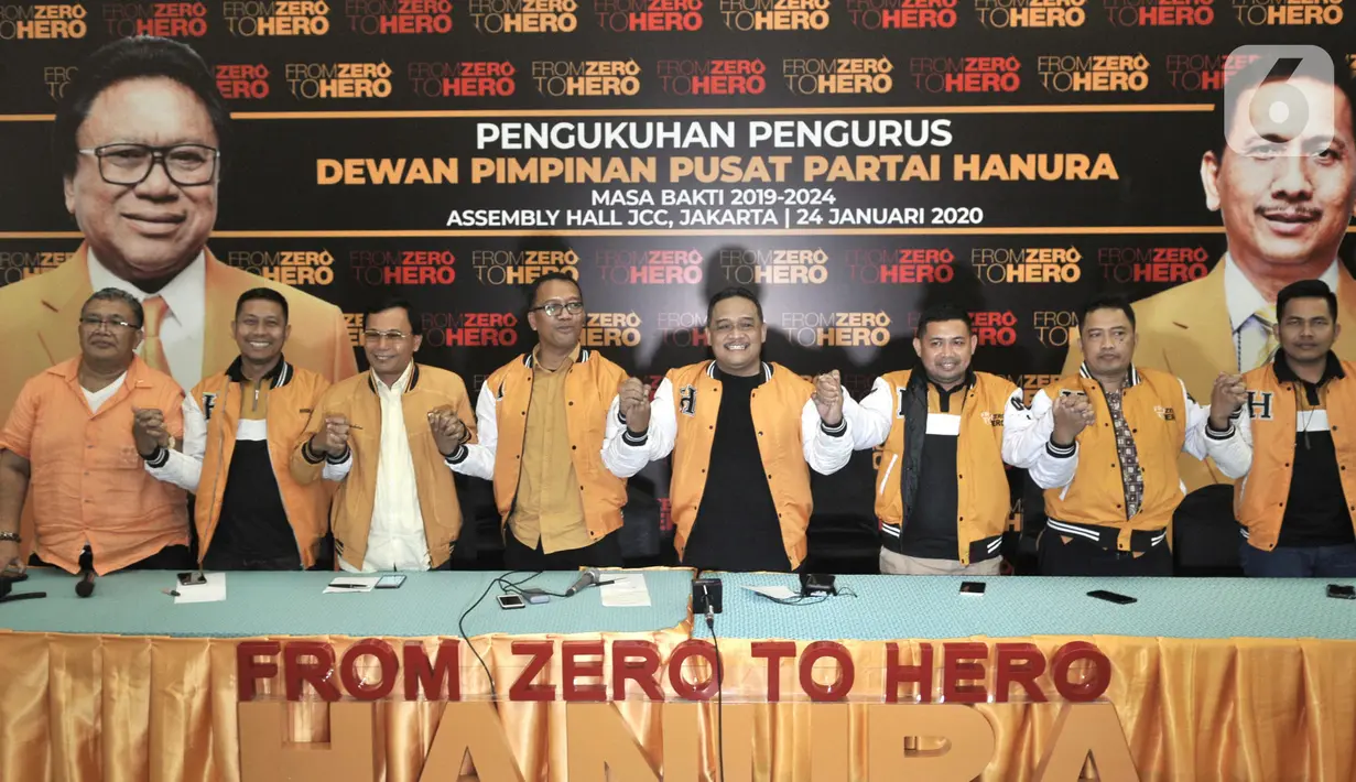Ketua Panitia Pelaksana Pengukuhan Pengurus DPP Hanura Benny Rhamdani (keempat kanan) didampingi anggota pengurus saat konferensi pers di Jakarta, Kamis (23/1/2020). Partai Hanura akan menggelar Pengukuhan Pengurus DPP 2019-2024 pada Jumat (24/1/2020) di JCC Senayan. (merdeka.com/Iqbal S. Nugroho)