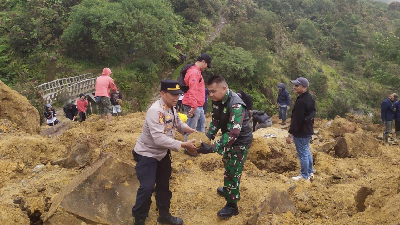 Longsor di Gunung Papandayan, Jalur Pendakian ke Hutan Mati Tertutup Batu dan Tanah