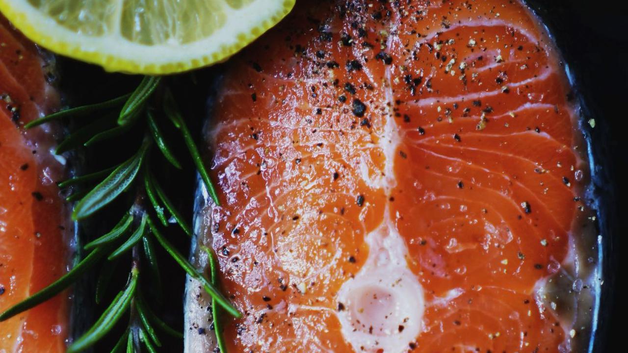 Efek Samping Makan Ikan Kurang Matang pada Anak, Kenali Tanda-Tandanya
