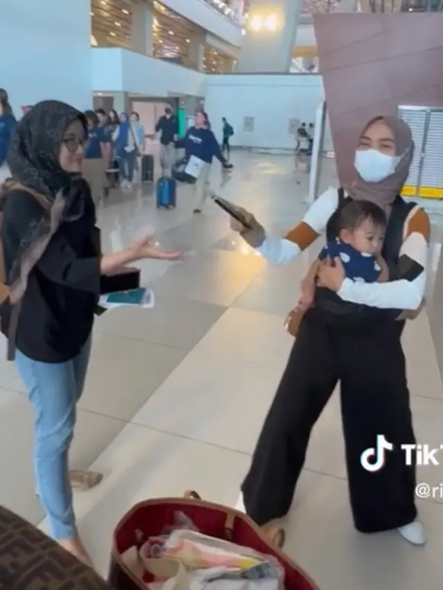 Ria Ricis berbagi THR umrah (TikTok/riaricis)
